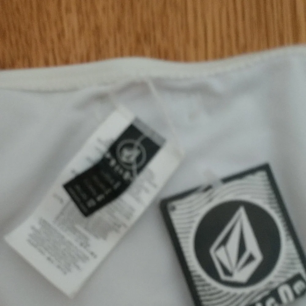 #19 VOLCOM SIGNATURE Grometed Bandeau Top & String Bottom bikini NWT - Picture 8 of 8